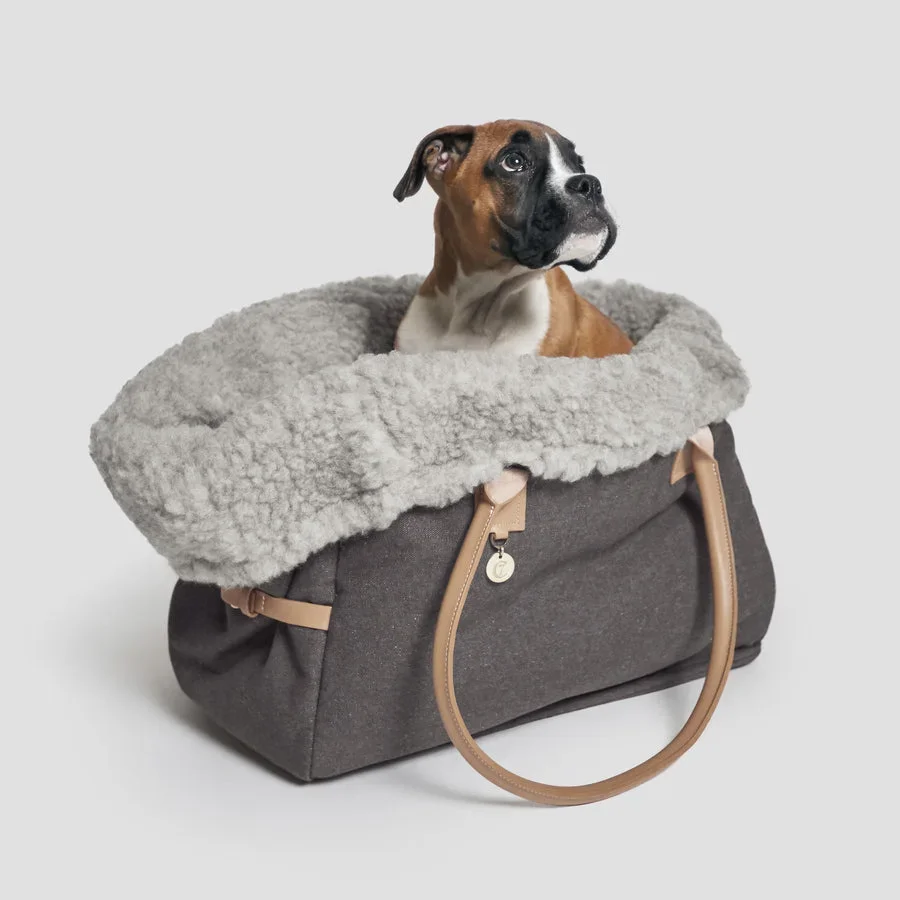 

Luxury outdoor portable pet carrier bag for dogs and cats