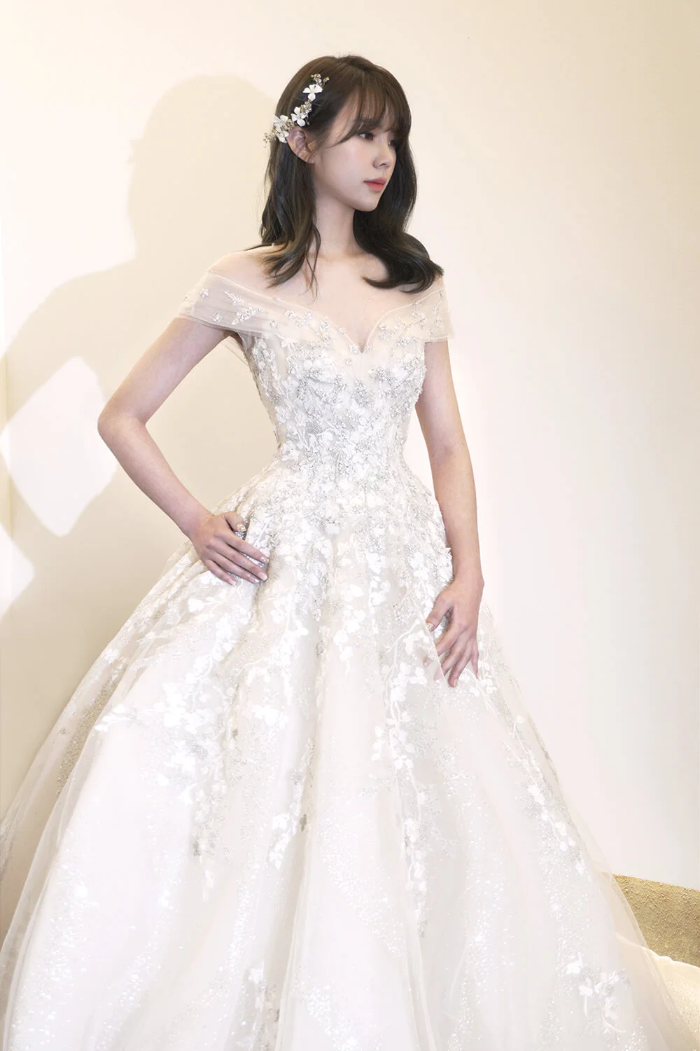 

2025 Women's V-neck Applique Lace Design Korean Princess Dress Backless Off-shoulder Design A-line Wedding Dress Custom