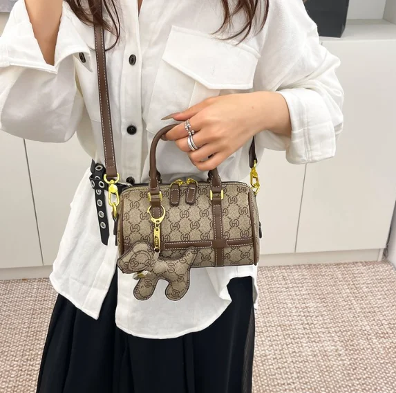 

High - End Vintage Single - Shoulder Boston Printed Pillow Bag. A Stylish Hand - Held and Cross - Body Bag for Women