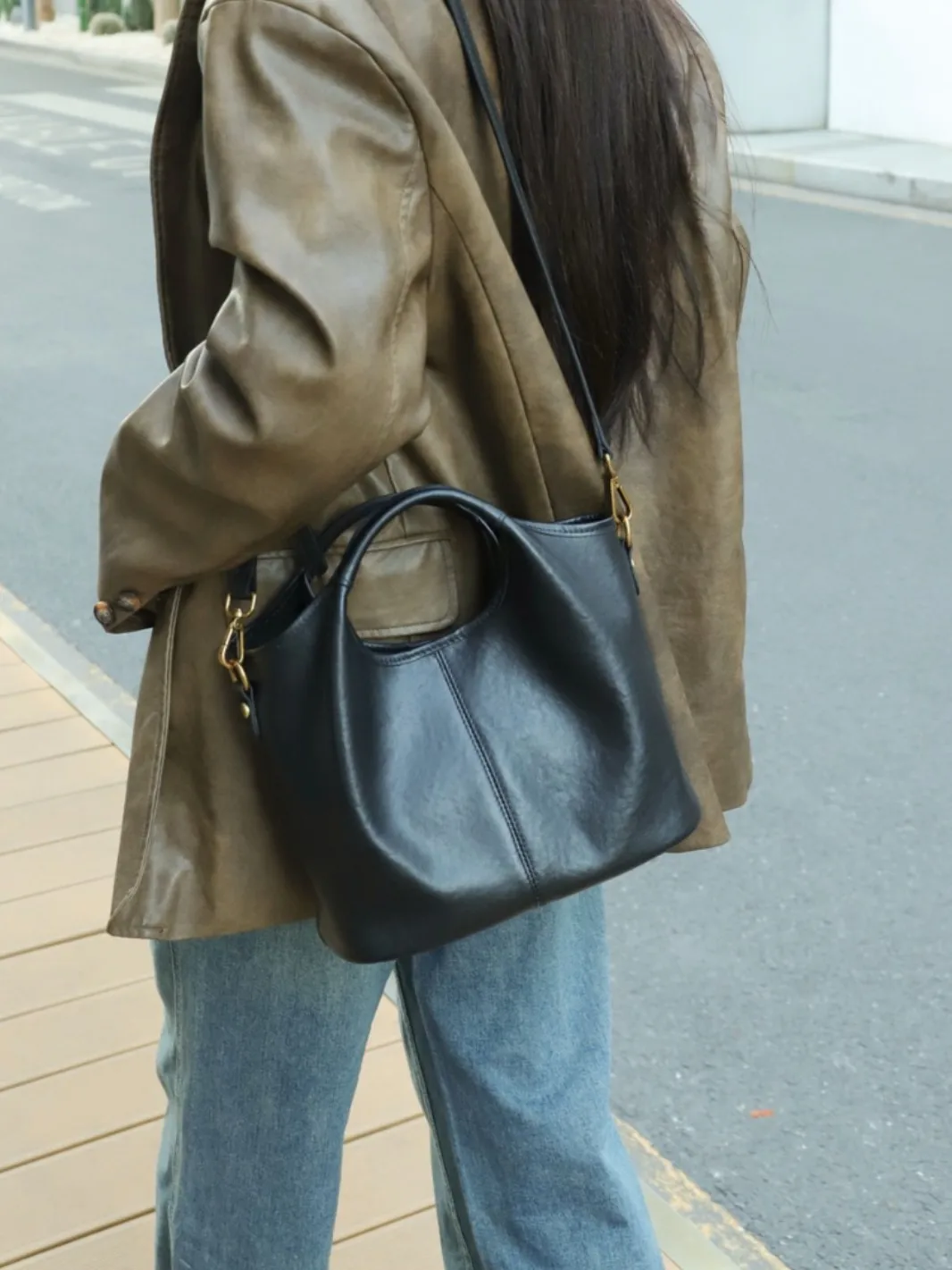 

Сумка-ведро премиум-класса из цельнозерновой кожи растительного дубления. Универсальная переноска: портативная сумка, плечо или через плечо. Вневременный стиль 2025л.