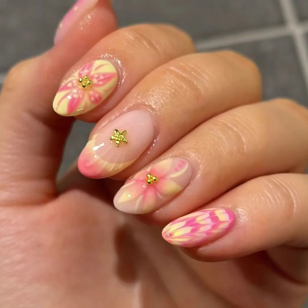 

24Pcs Red Smudge French Fake Nails Press on Short Round Head False Nails with Flower Star Design Wearable Full Cover Nails Tips