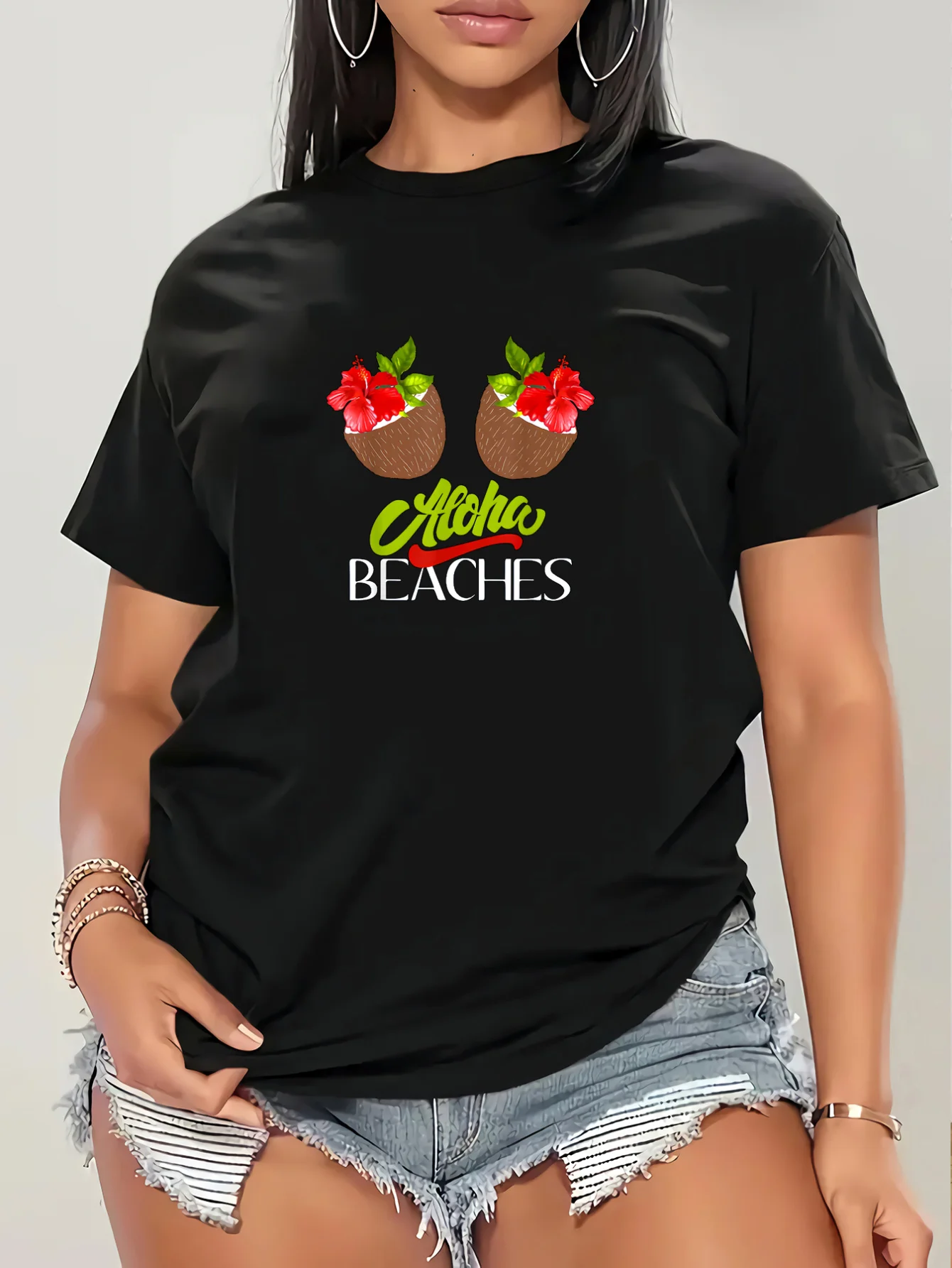 

Женская черная футболка с короткими рукавами и тропическим графическим принтом — повседневная футболка с круглым вырезом «Aloha Beaches» с ананасом и клубникой