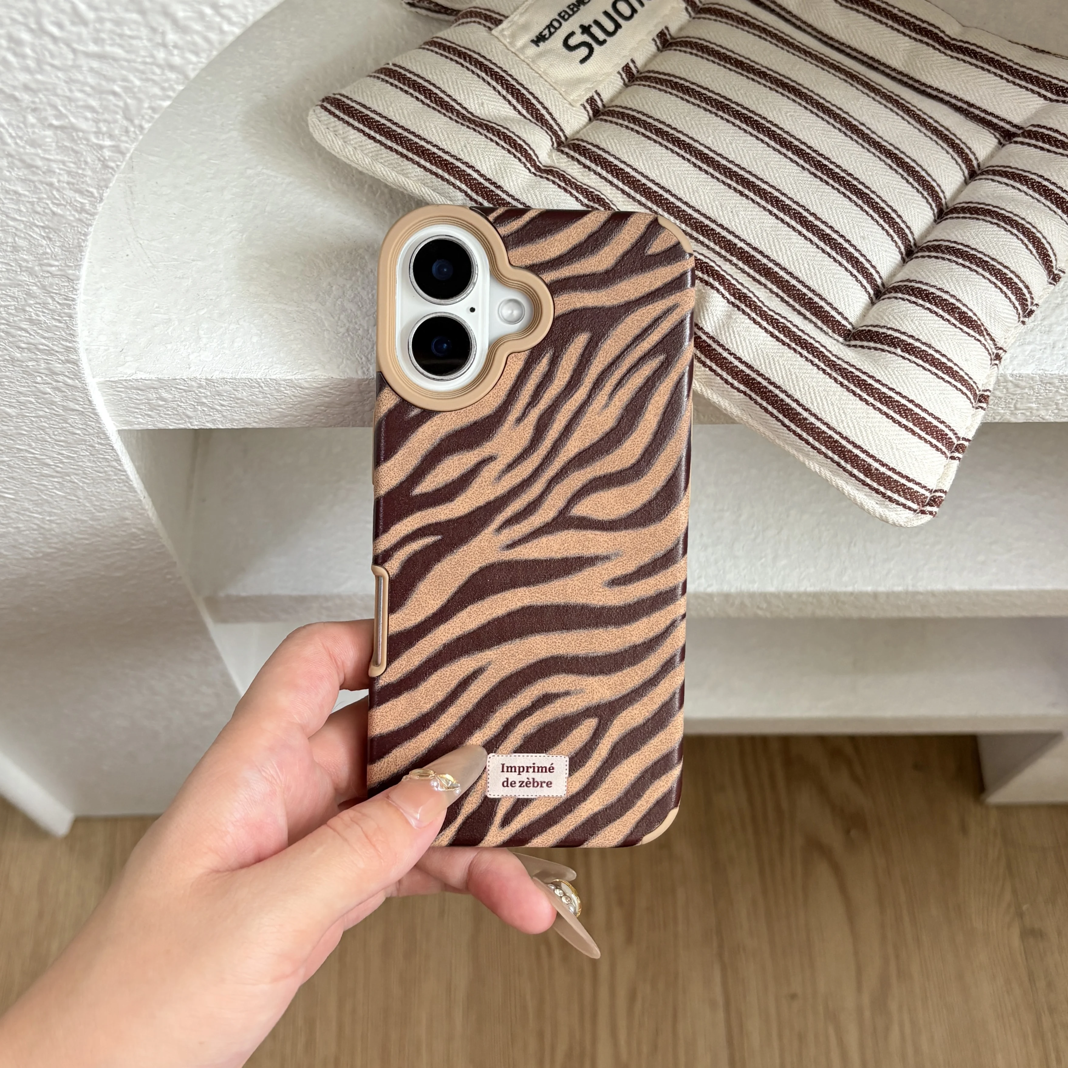 レトロブラウンフェイクレザー ゼブラ柄 水波紋 マットテクスチャ スマホケース iPhone 13 14 15 16 17 Pro Max 17 Air対応