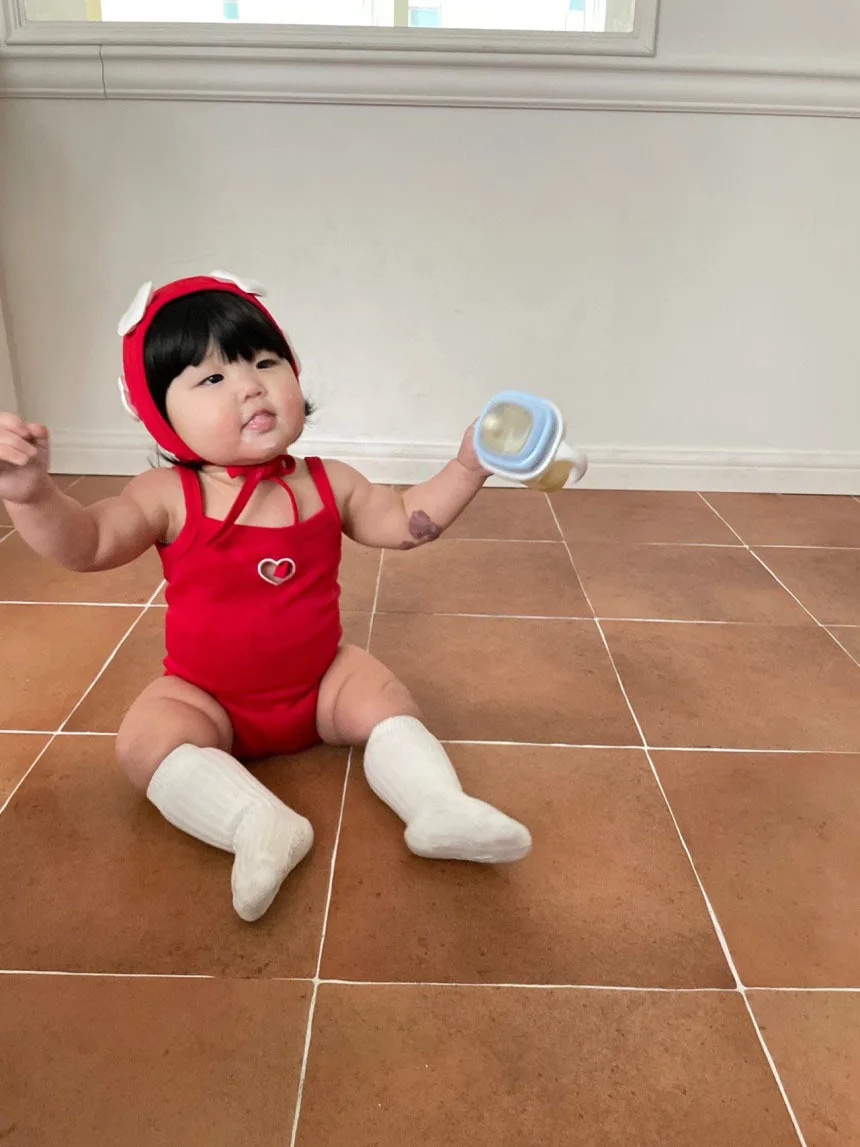 Bodysuit Selempang Hati Lucu Bayi Perempuan Baru Musim Panas 2026 + Topi untuk Anak Laki-laki Perempuan Baju Renang Balita Pakaian Jumpsuit Tanpa Lengan Bayi Baru Lahir