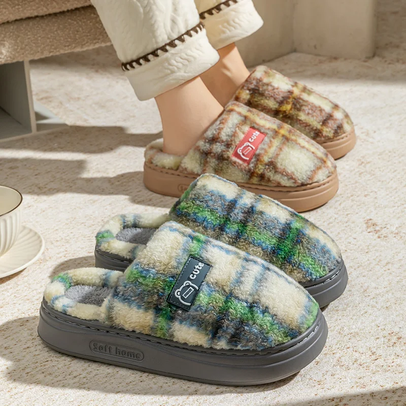 شباشب قطنية نسائية شتوية جديدة للمنزل الداخلي ومضادة للانزلاق دافئة من القطيفة ومضادة للبرد ونعل سميك للزوجين من القطن