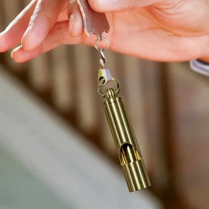 Peluit Darurat Keras untuk Bertahan Hidup, Gantungan Kunci Kuningan untuk Keamanan Luar Ruangan, Mendaki, Berkemah, Petualangan, Ringkas, Anti Korosi, Dapat Dipasang di Ransel