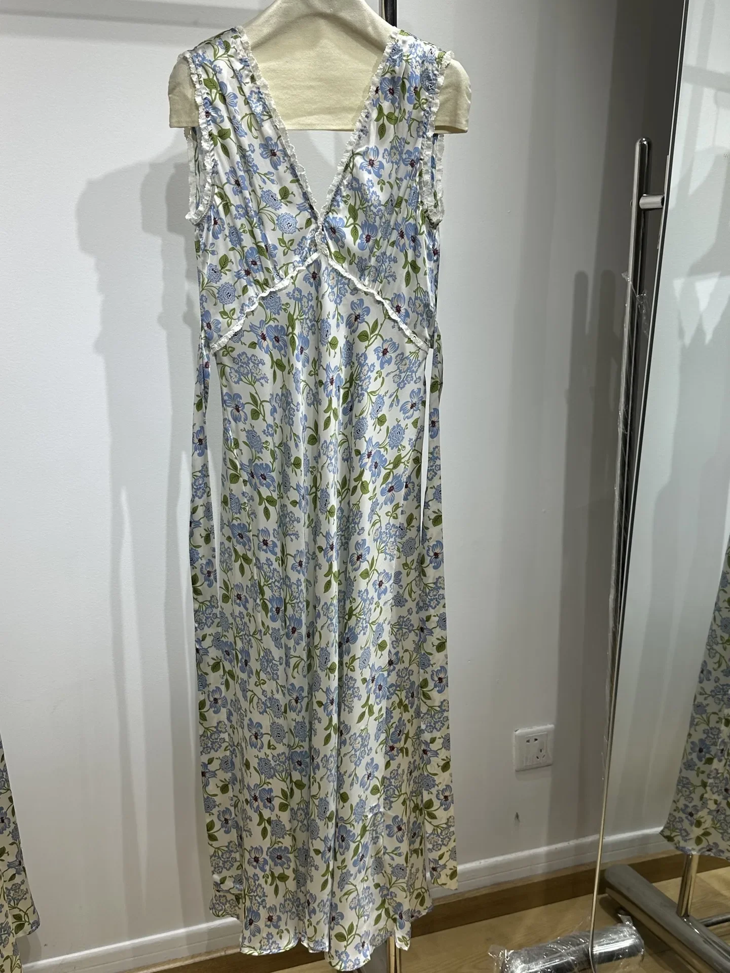 ชุดเดรส Midi แขนกุดพิมพ์ลายดอกไม้สีเขียว Ruffles Deep V 2025 ดีไซน์ใหม่