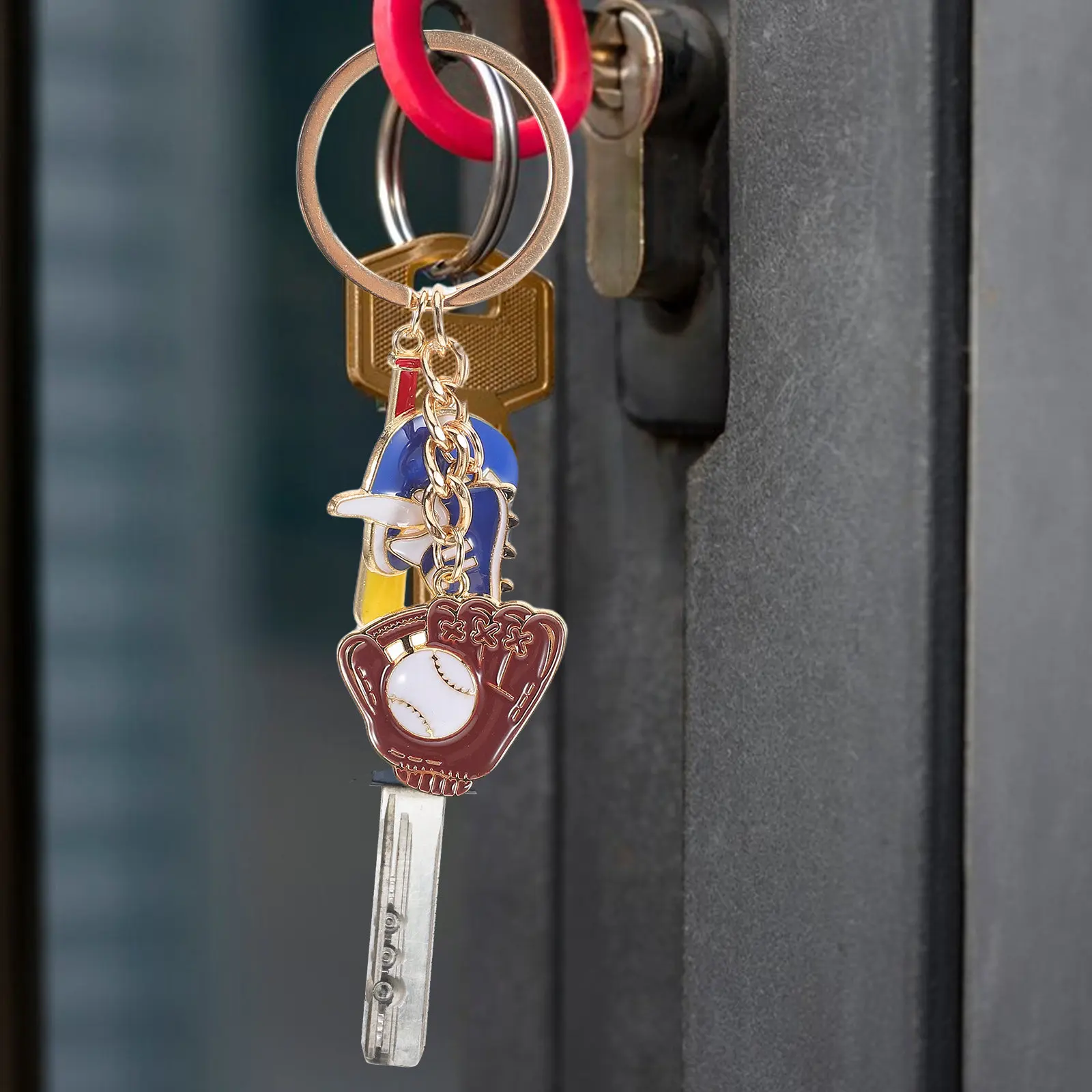 

Брелок в бейсбольном стиле: миниатюрный, милый, из сплава, с подвеской в виде бейсбольной биты, декоративный, спортивный подарок, сувенир для вечеринки, брелок с спортивным мячом