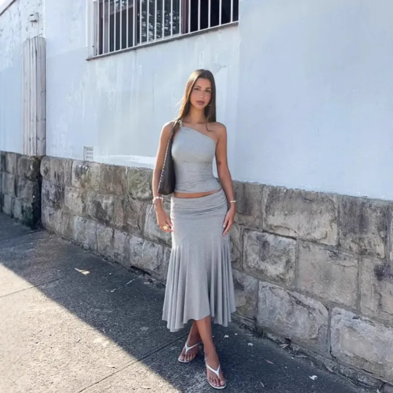 Set da due pezzi con gonna a pieghe a vita alta senza maniche con spalla inclinata in tinta unita da donna in stile europeo e americano