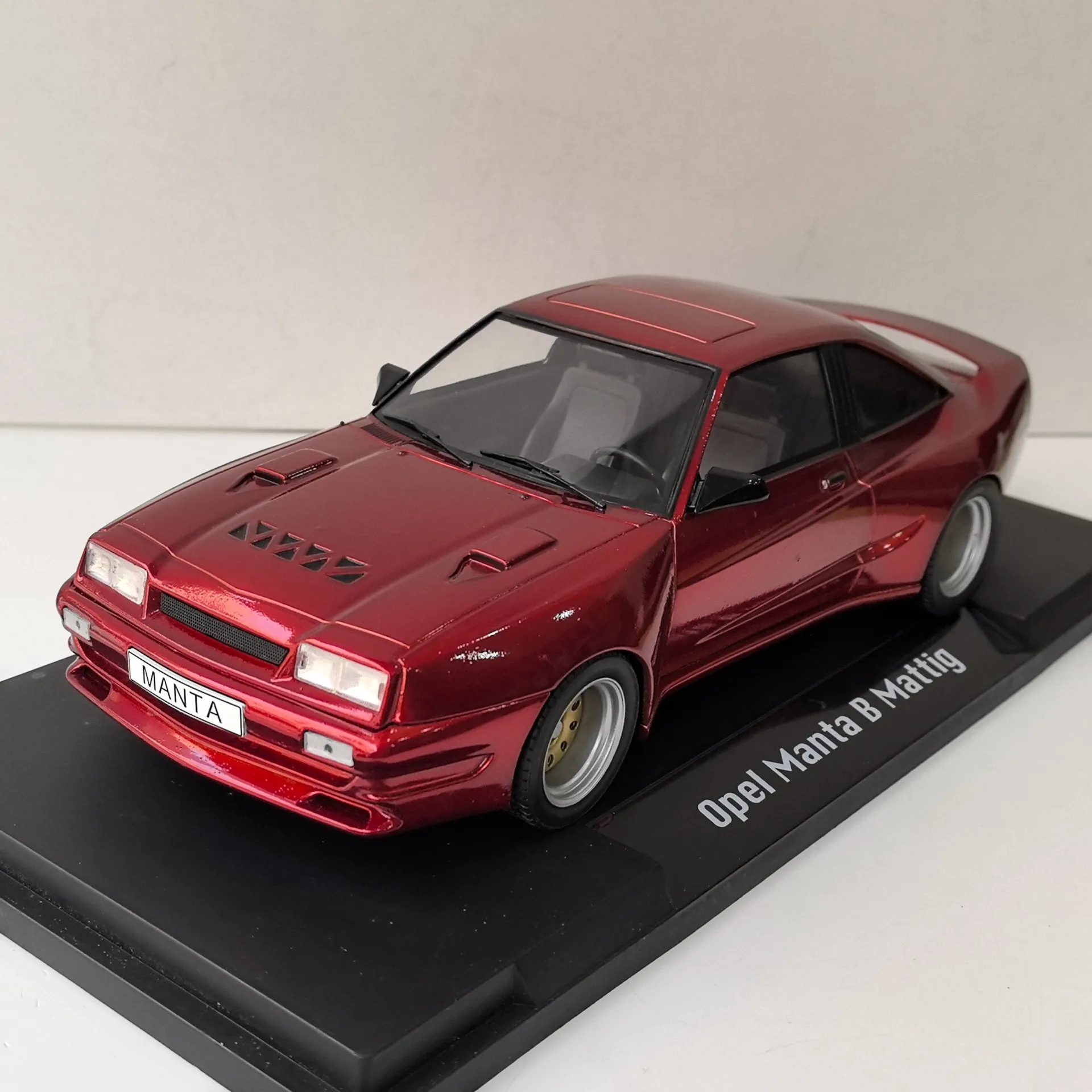 

Flaws Diecast MCG 1/18 Scale OPEL MANTA B MATTIG Opel Alloy Car Model Collectible Toy Gift Souvenir Display Ornament