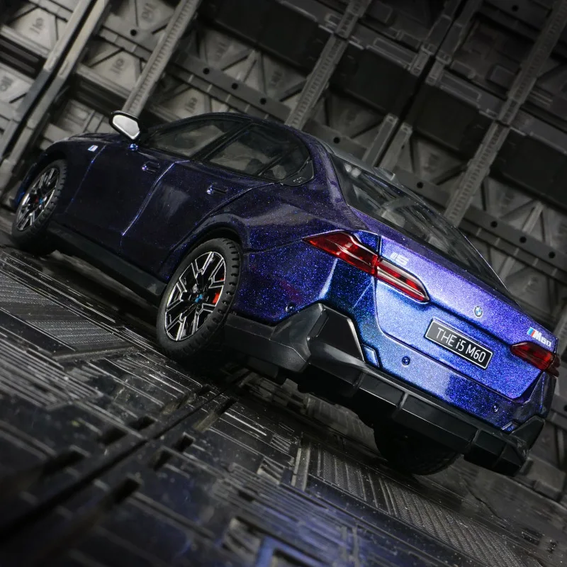 Simulación 1:24, modelo de sedán de lujo de aleación BMW I5, decoración de coche, puertas y capó de motor, maletero se puede abrir