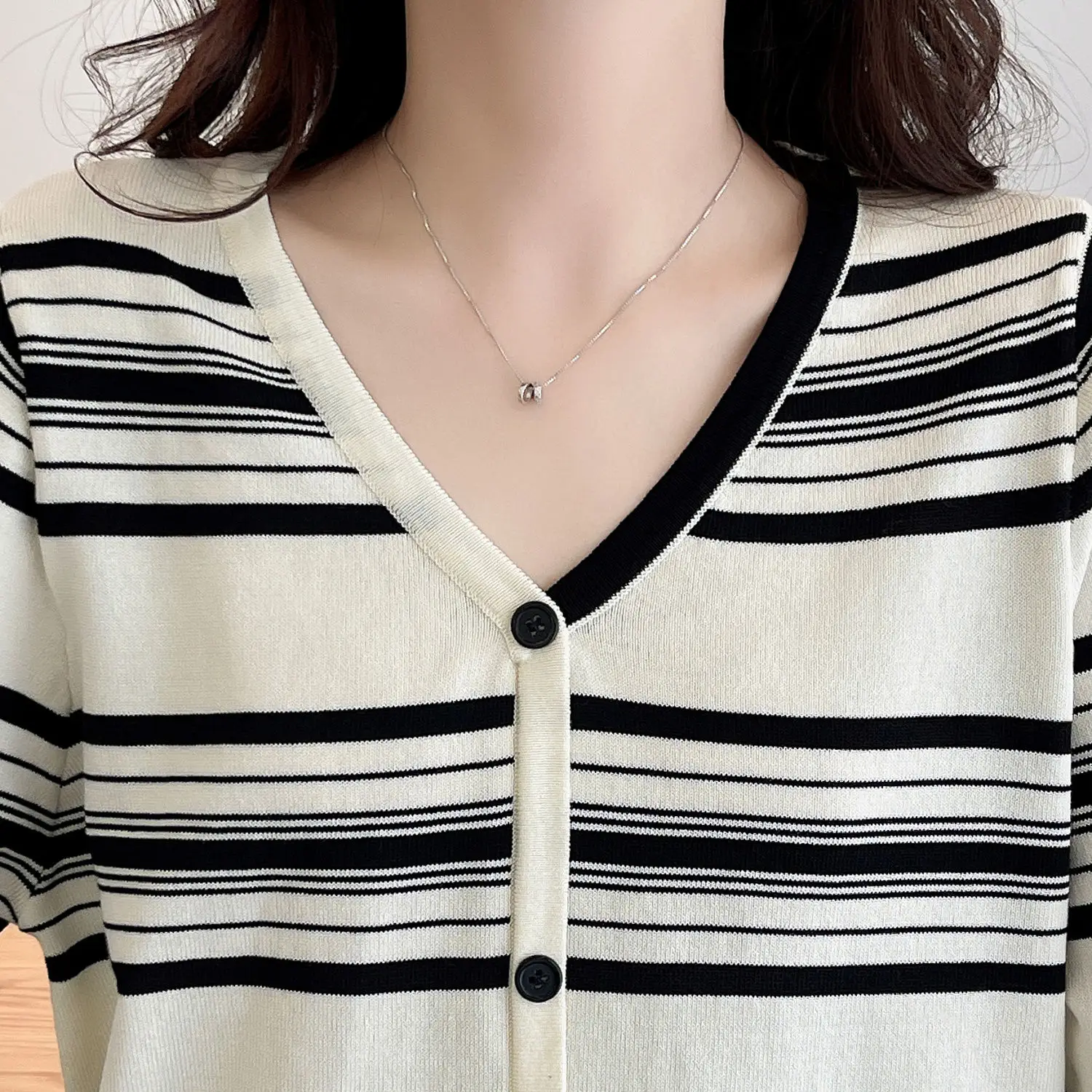 Primavera e autunno nuova felpa con cappuccio lavorata a maglia a righe con scollo a v Casual maglione sottile allentato per le donne