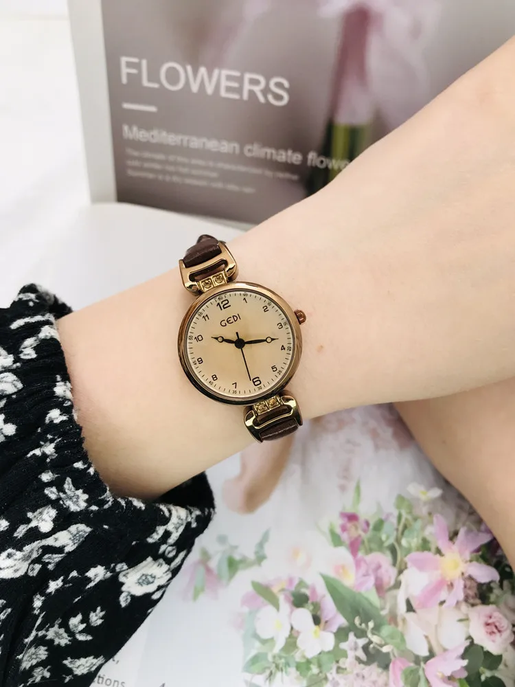 Luxury women's watch, 2026 new model, small brown watch, vintage, artistic, simple and elegant digital ladies' wristwatch.