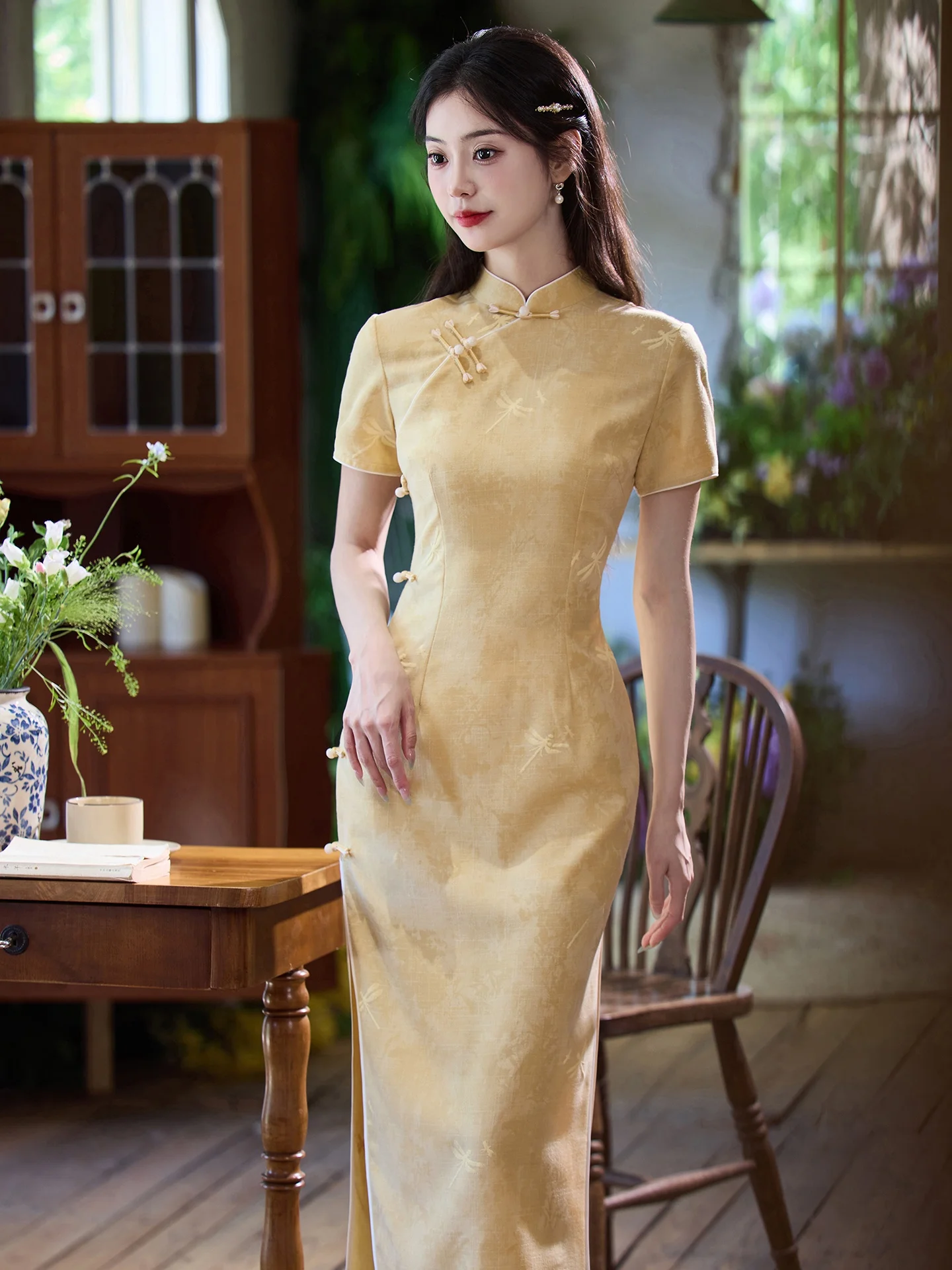 

Красивое желтое улучшенное ципао для молодых женщин: традиционное китайское длинное платье для повседневной носки, удобное, дышащее, с коротким рукавом.