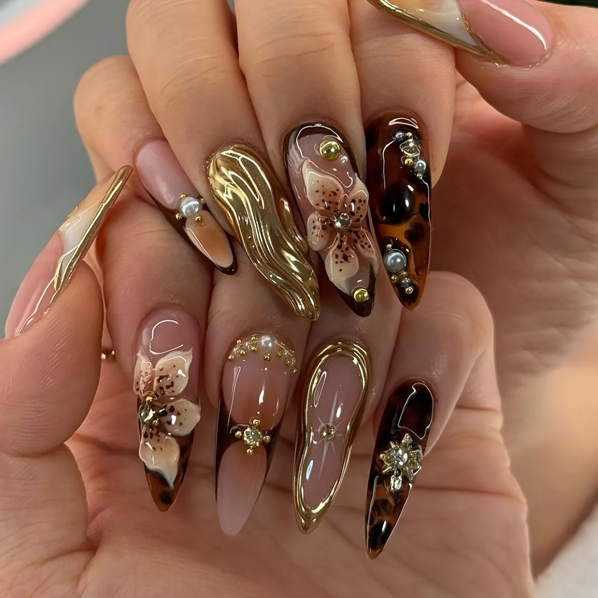

24pcs Press on Nails Gold French Flower Almond Full Coverage Nail Tips for Women&Girl Removable Wearable False Nail Daily Wear