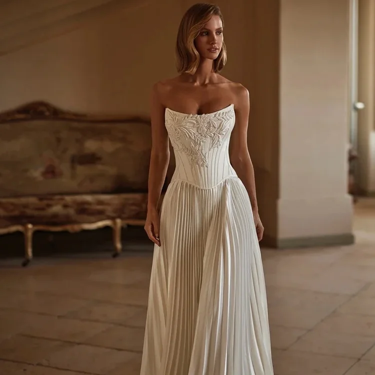 ZIBUYU Trägerloses, schlichtes, bodenlanges Brautkleid aus Satin mit hohem Schlitz, A-Linie, ärmellos, Korsettrücken, Hochzeitskleid, individuell gestaltet