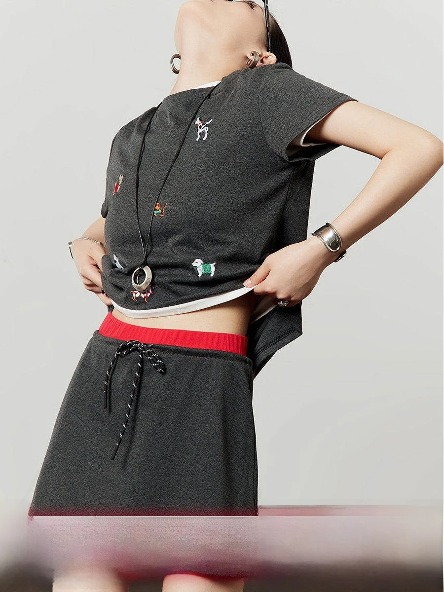 

Женский летний комплект из двух предметов: вышитая свободная футболка с коротким рукавом и круглым вырезом и юбка миди от Zhou Li Wu