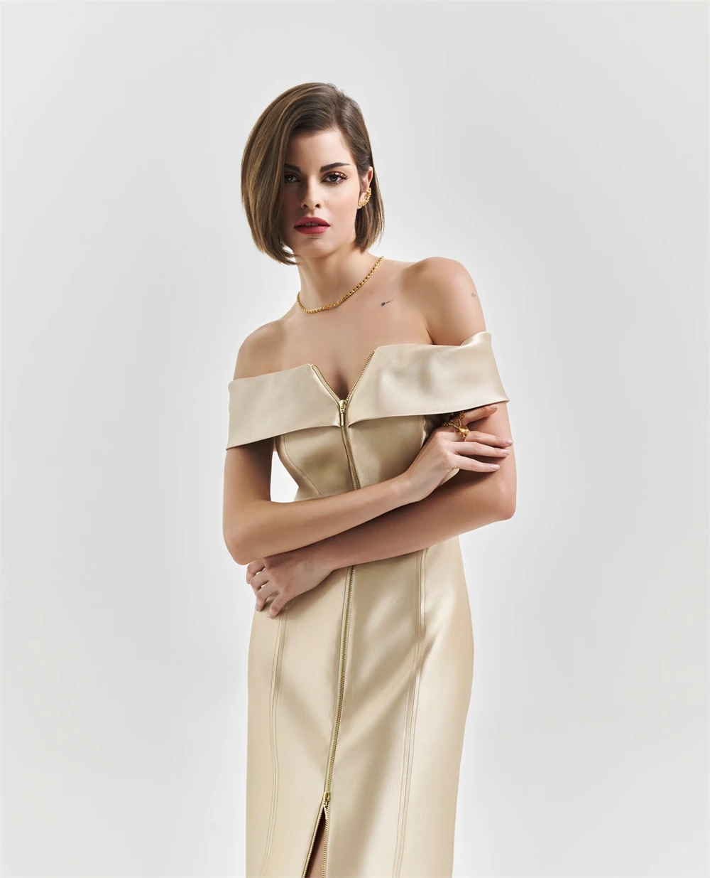 تخصيص مزاجه الشمبانيا الساتان مساء اللباس قارب الرقبة قبالة الكتف أكمام فساتين المشاهير مثير فستان الحفلة الراقصة
