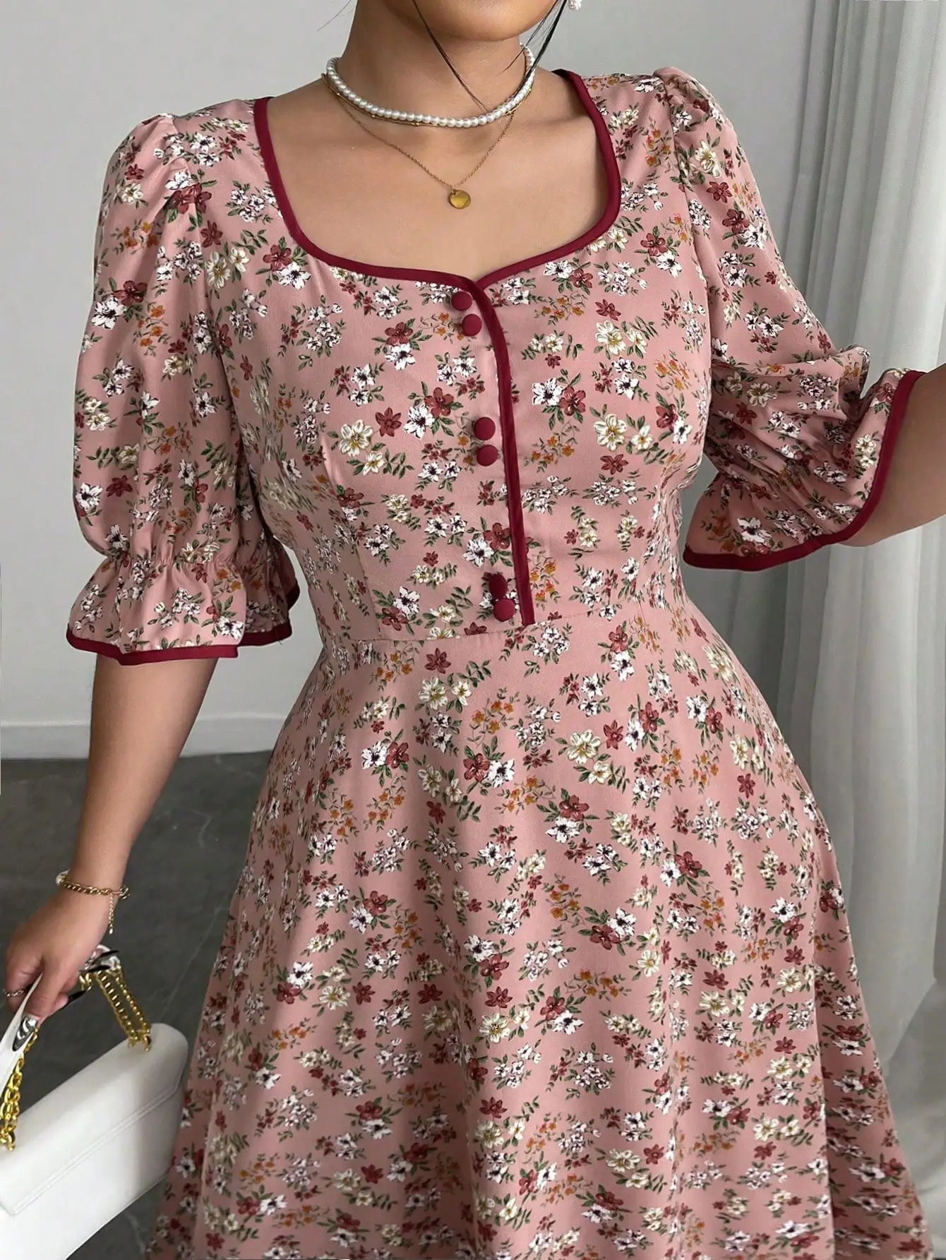 

Розовое платье А-силуэта с цветочным принтом, квадратным вырезом, пышными рукавами и завышенной талией