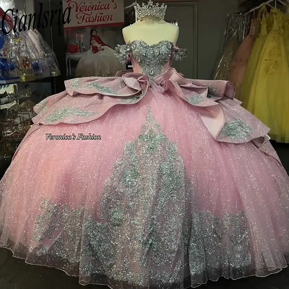 Abiti Quinceanera con fiocco rosa con spalle scoperte Abito da ballo con strascico staccabile Applicazioni in argento Pizzo Dolce 15 anni Messicano personalizzato