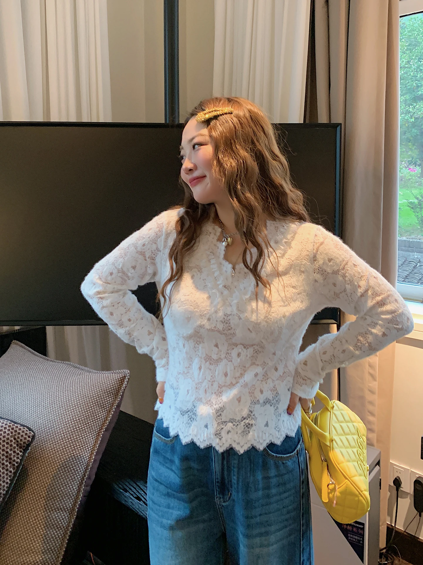 

Gold Large Branch Fce Lined V Ne Lace Base irt Women's 2025 New Autumn Winter High End Large Size Inner Wear Top