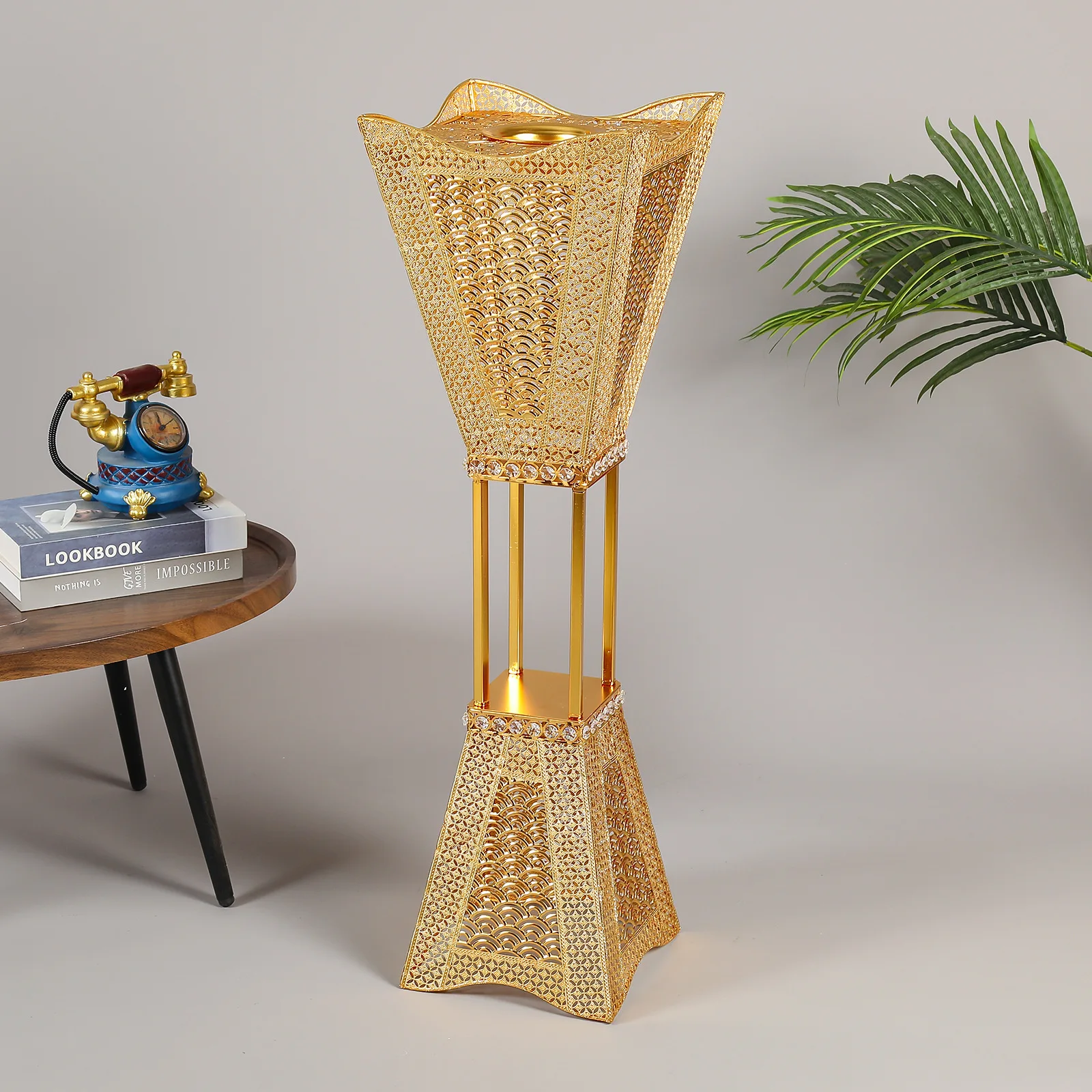 Middle East light luxury retro European hollow classic four-corner jewelry decorative ornament incense burner metal craft aromat