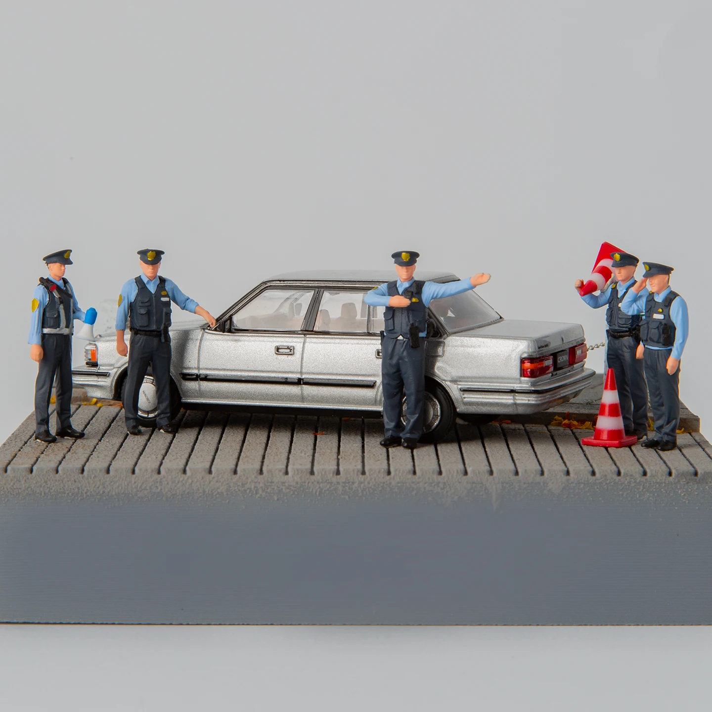 

1/64 Scale Resin Police Figures Cop Officer Set Miniature Scene Props Hand Painted Display for Diecast Car Model Diorama AFA