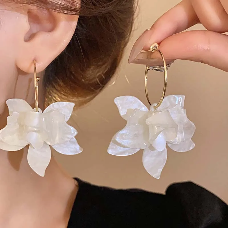 Boucles d'oreilles en forme de fleur en résine blanche pour femmes, crochet d'oreille de tempérament artistique léger, bijoux de luxe Fairycore, nouvelle collection