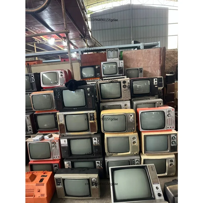 Schwarz-Weiß-Fernseher im Vintage-Stil der 70er-80er-90er Jahre - nostalgisches Retro-Ornament (nicht spielbar) - wird nach dem Zufallsprinzip versendet