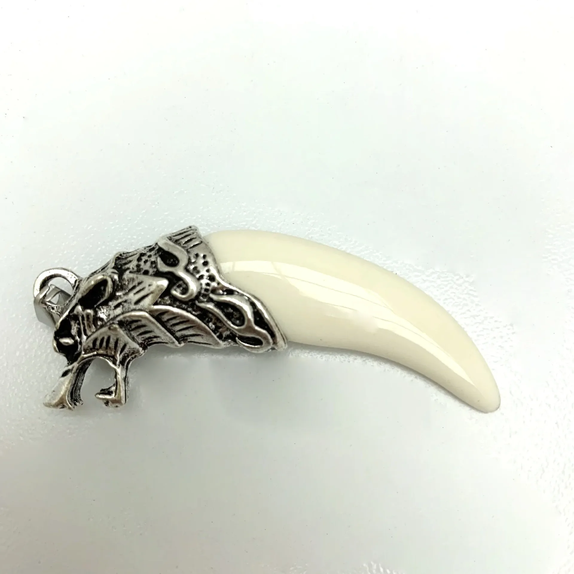 Vintage Silver Plated Wolf Tooth Pendant Necklace Acrylic White Tooth Charms Beads Sweater Chain Rope Amulet Gift