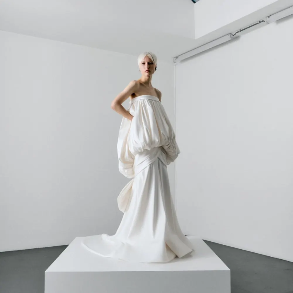 

Скульптурное белое платье без бретелек с 3D рюшами и открытыми плечами, шелковым атласом и подолом «рыбий хвост» Платье в стиле бохо для свадьбы