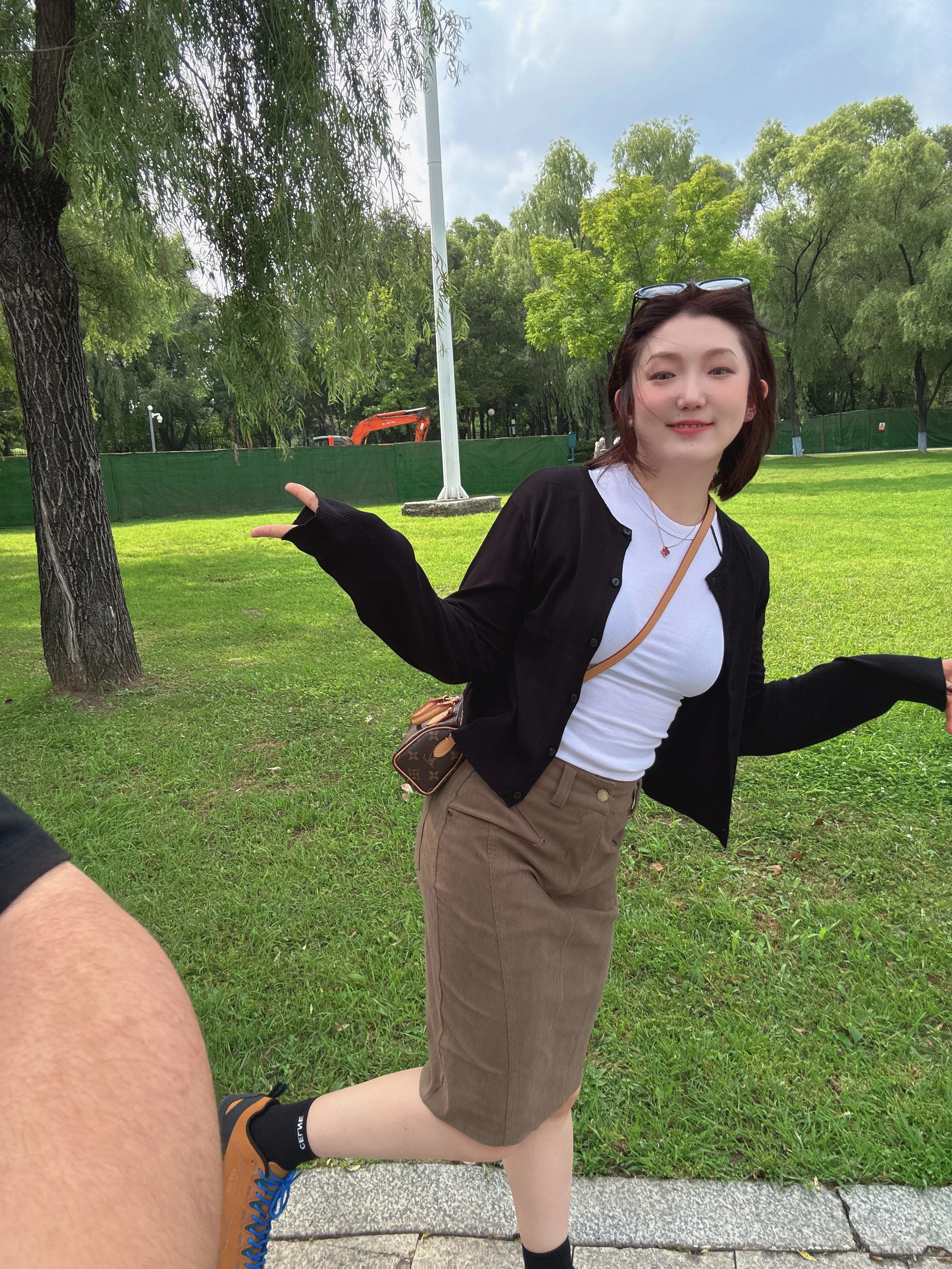 Retro American Khaki Corduroy Pencil Skirt Women's Spring Autumn New Style Versatile Metal Rivet Midi Skirt City Commute