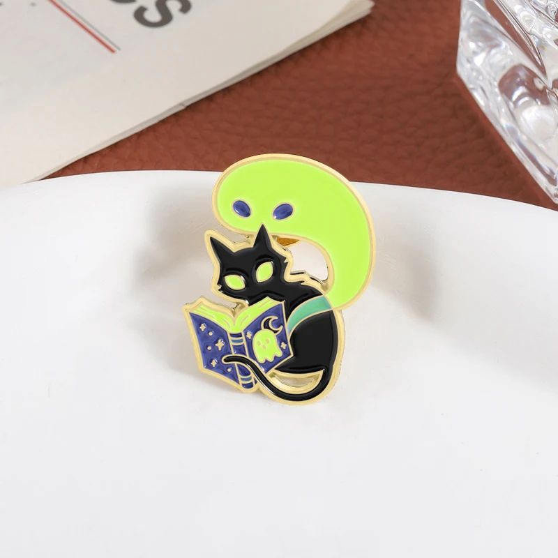 مخيف القط والشبح قراءة كتاب المينا دبوس قصص الأشباح توهج في الظلام بروش شارة التلبيب هالوين مجوهرات هدية لصديق #4