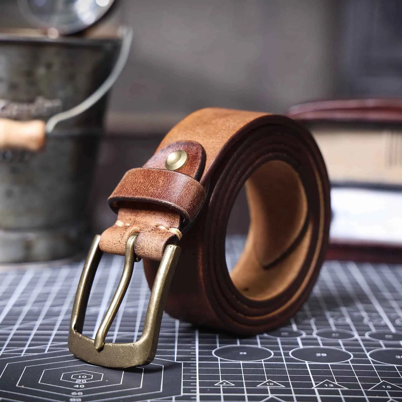 Vintage-Herrengürtel aus echtem Leder mit massiver Messingschnalle, lässiger Dornschließe-Gürtel mit Geschenkbox, verdicktes italienisches Rindsleder – Detail 11