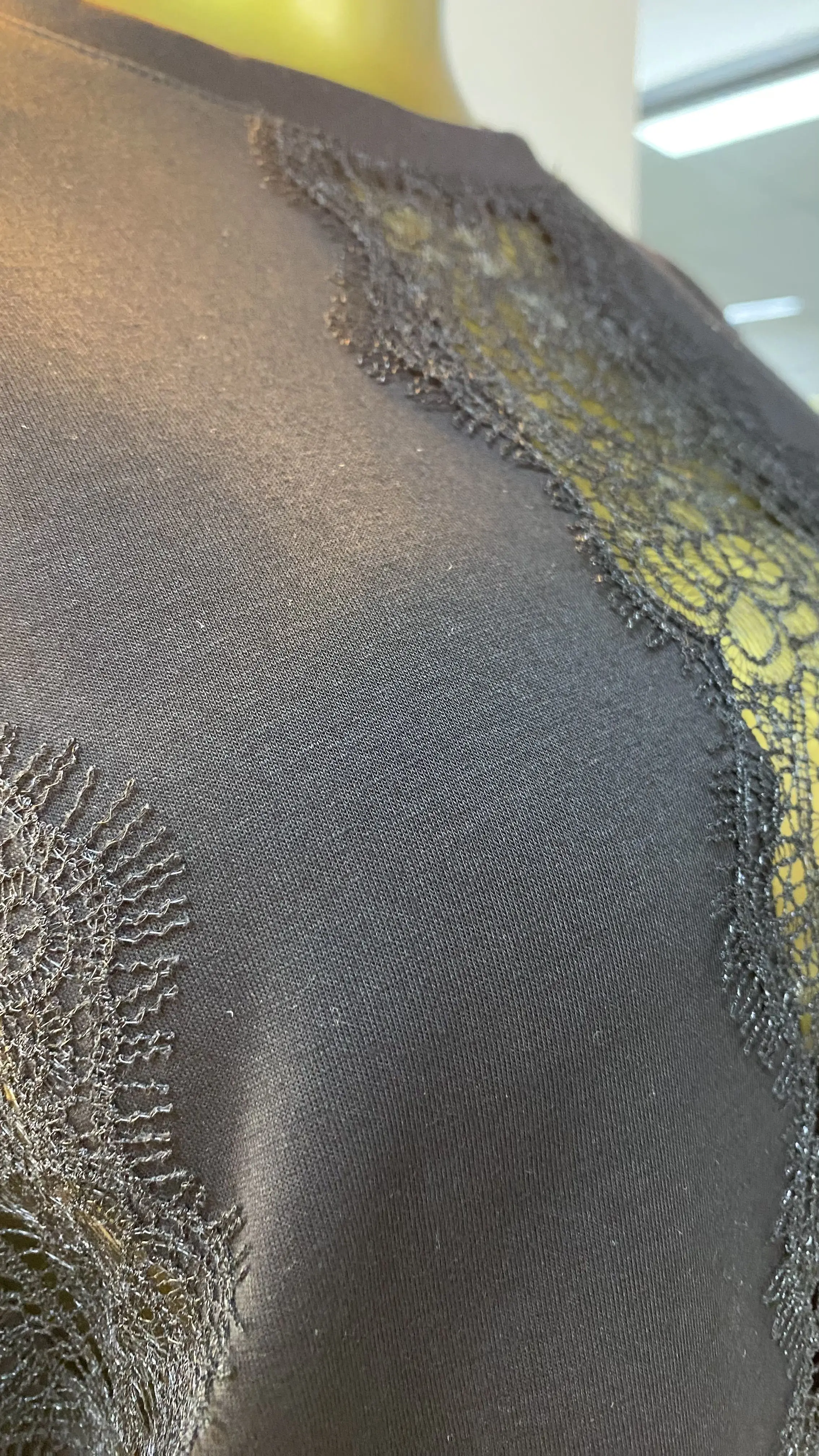 2025 Zomer Nieuwe Nieuwe uitgeholde bloemen kant patroon decoratieve splicing ontwerp casual korte mouwen T-shirt-GZMM 392