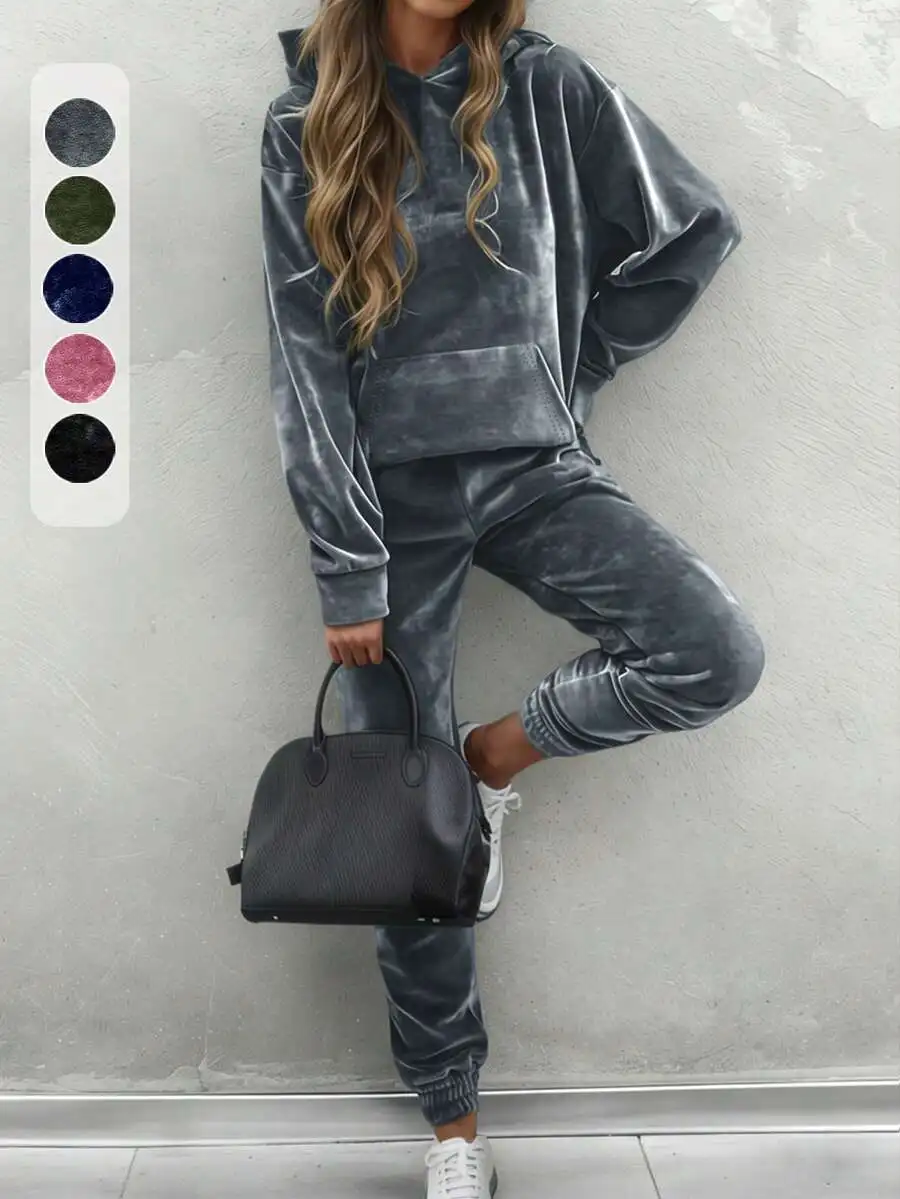 

Женский велюровый комплект из худи и джоггеров однотонного цвета для осени и зимы