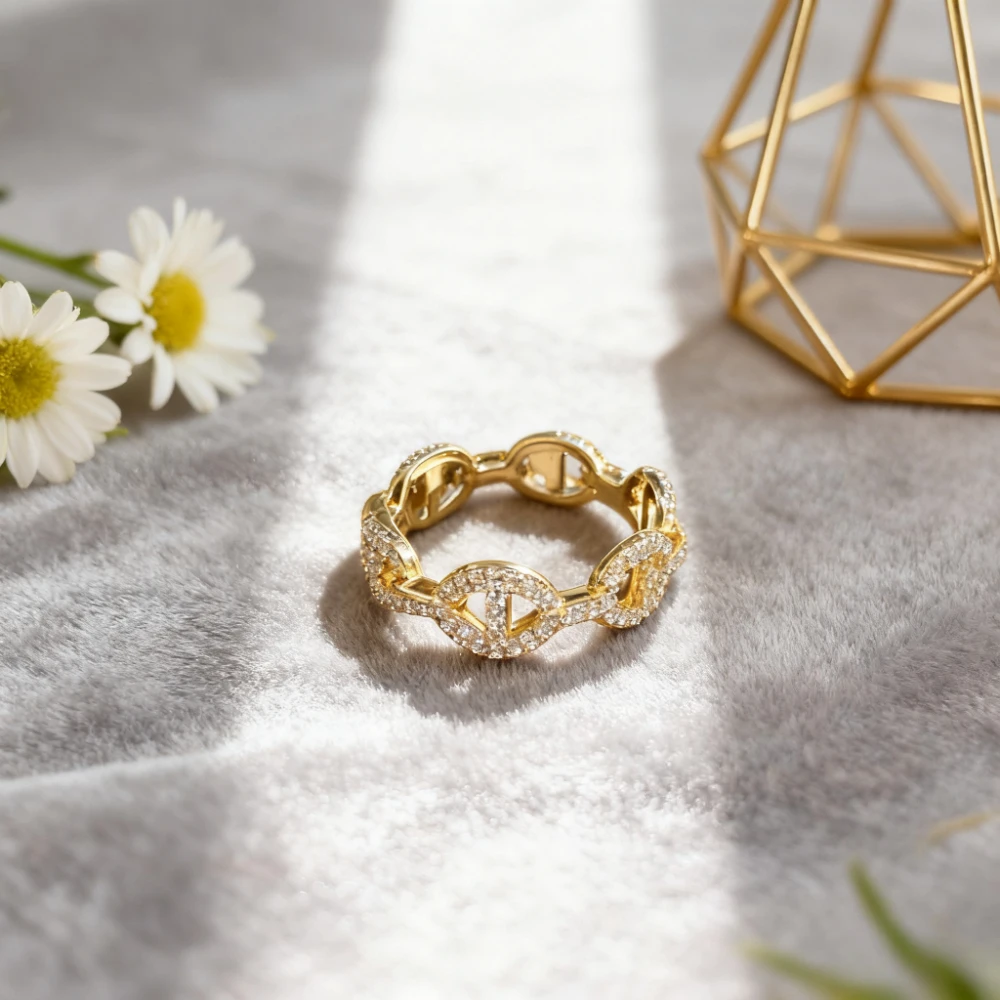 

Модная коллекция 2026. Классическое женское кольцо с выдолбленным бриллиантом в виде свиньи в носу.