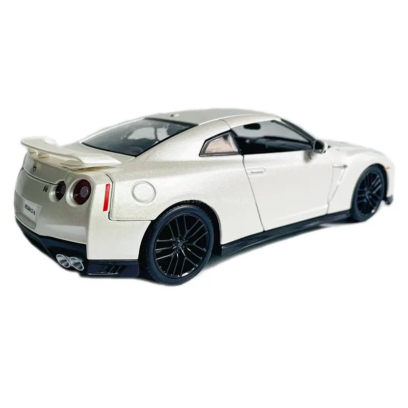 Bburago 1:24 2017 Nissan Ares GT-R coche de carreras de aleación vehículo de lujo Diecast coches extraíbles modelo juguete colección regalo