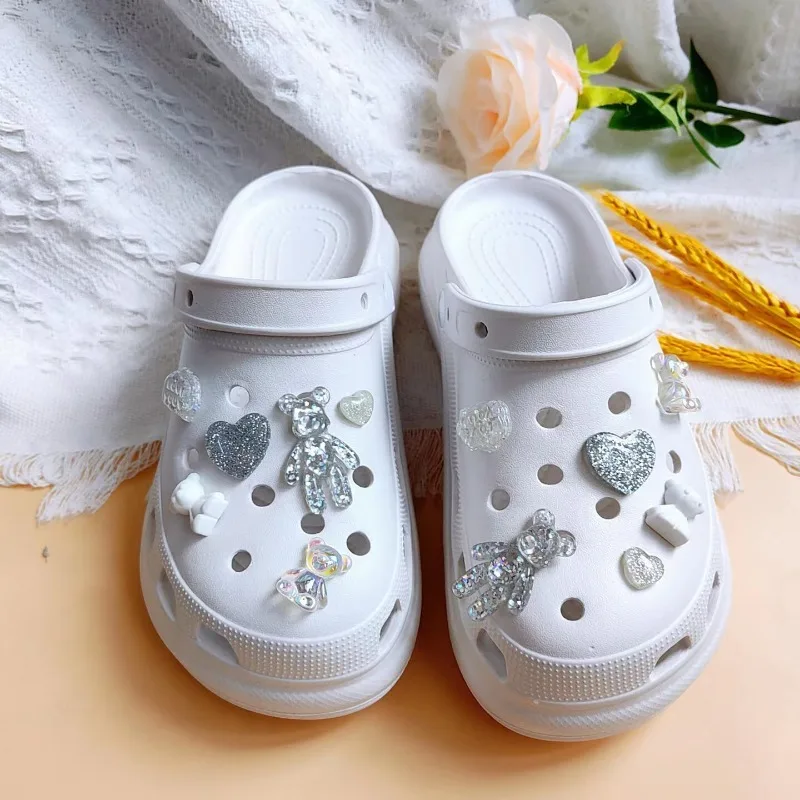 รองเท้า Charm สําหรับ Crocs DIY Glitter Love Bear ความแปลกใหม่น่ารักรองเท้าอุปกรณ์ตกแต่ง Charms สําหรับ Clogs Bogg กระเป๋าสไลด์รองเท้าแตะ