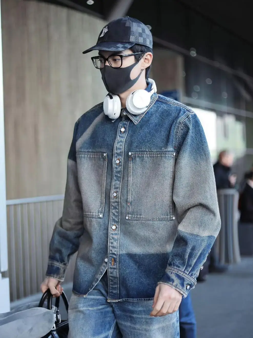 

Wang Helid Spring New Letter Bae Pearl Bule ex Waed Denim irt Jaet Модная повседневная молодежная одежда Long Sve Flip Co...