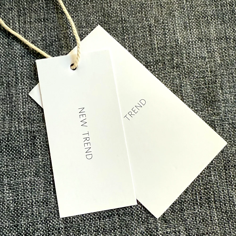 

100 шт. недорогих бумажных ярлыков для одежды с индивидуальным дизайном, печатью логотипа бренда, с веревкой