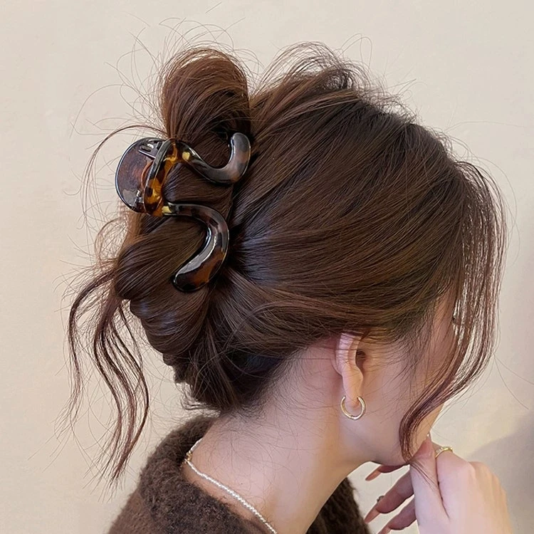 

Simple Geometric Grabber Large Hairpin For Women 2025 New High-End Shark Clip On The Back Of The Head Hairpin Headwear For Women