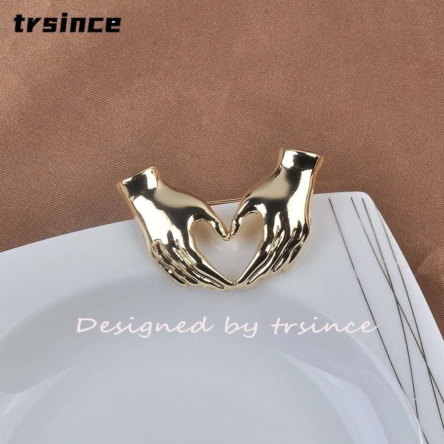 Vintage Hands Make Heart Brooch Creative Love Hand Gesture Pin Minimalist Alloy Brooches Suit Coat Accessories Valentine Gift
