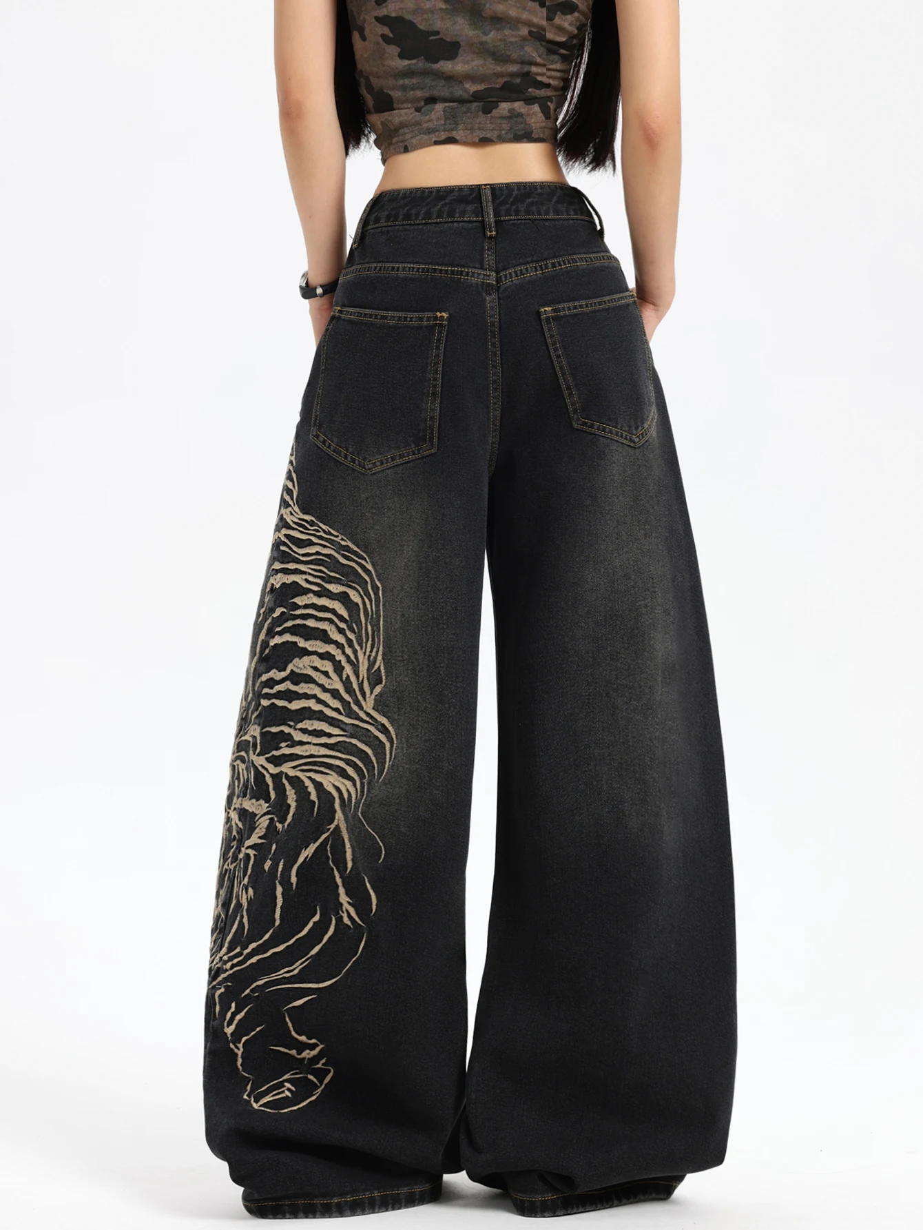 Young Girl High Waisted Wide Leg American High Street Jeans Made Of Vintage Side Beast Pattern Print With Loose Drape