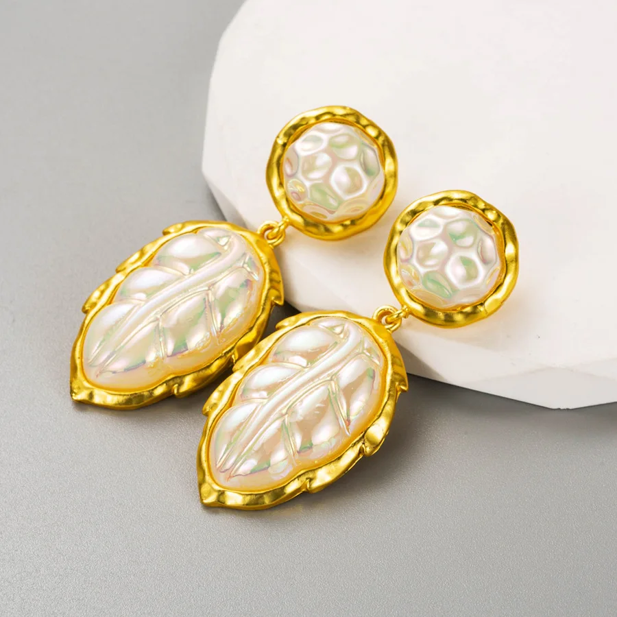 Foreign trade jewelry fashion super flash claw chain three-dimensional round full diamond ball leaves pearl stud earrings femini