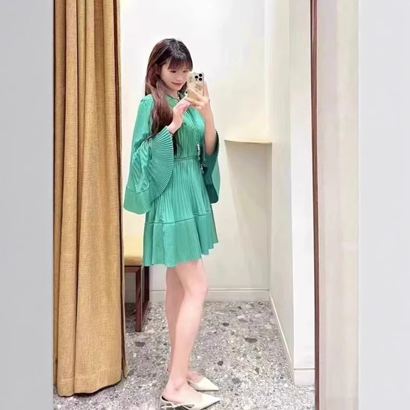 

Женское модное зеленое мини-платье на весну-лето, с V-образным вырезом на шнуровке и расклешенными рукавами в плиссированном коротком халете
