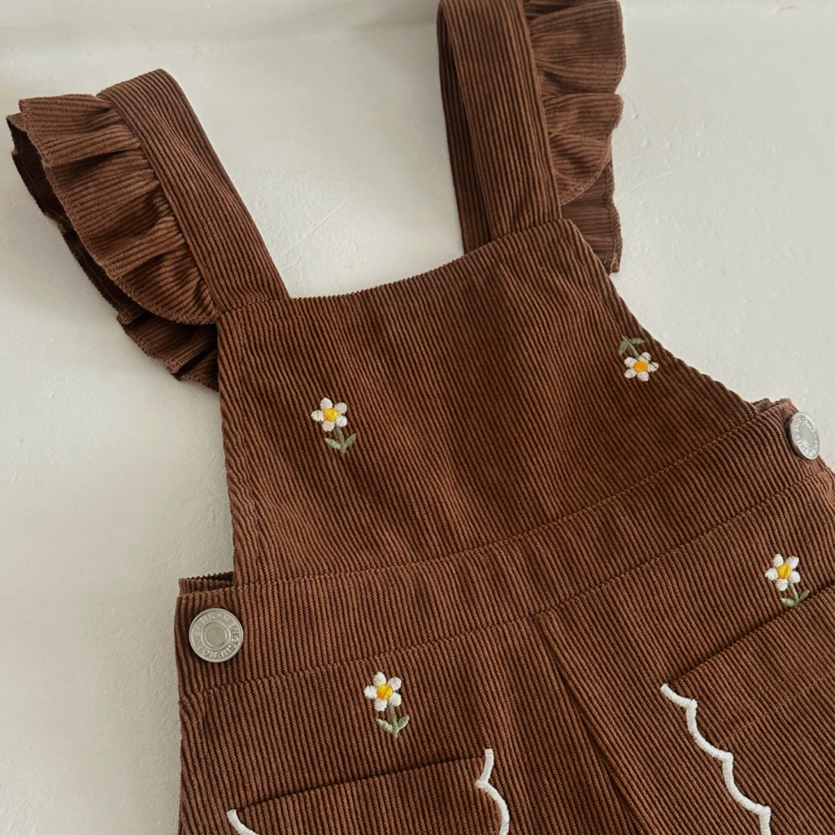 Weißes Langarm-Oberteil mit Spitzenkragen für Babys, brauner Cord-Overall mit Blumenstickerei, 2-teiliges Outfit für Kleinkinder – Detail 4