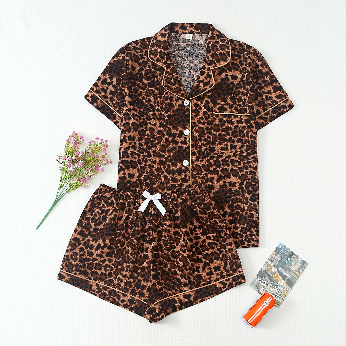Two-Piece Comfortable Leopard Print Lapel Button-Down Short-Sleeve Top with Pockets and Bow Shorts, Spring/Summer Women's Pajama Loungewear Set Suitable for Home Use