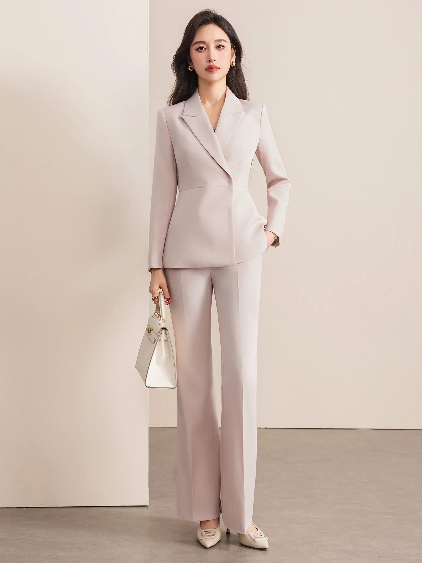 

Элегантный розовый костюм-двойка для женщин: деловой, повседневный, профессиональный, модный