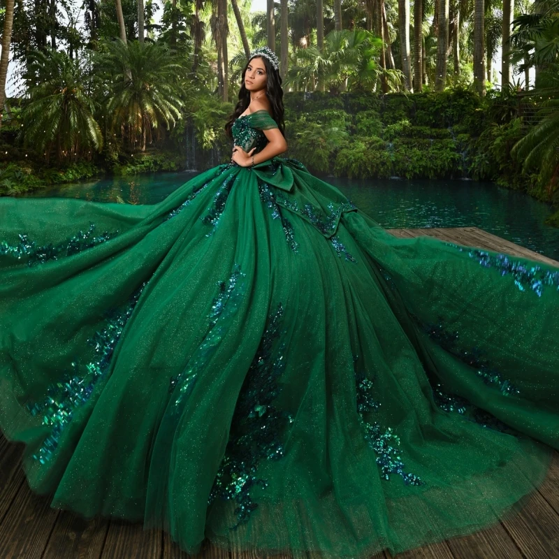 فساتين Quinceanera باللون الأخضر الزمردي اللامع قبالة الكتف مزين بالترتر والدانتيل مطرز بفيونكة تول وحفلات أعياد الميلاد الحلو 16